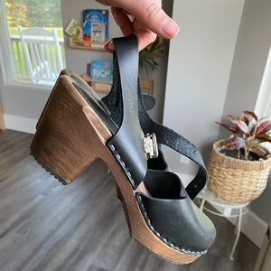 Lottas leather and wooden clogs
